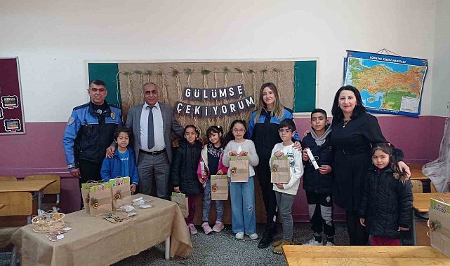 Polis miniklerin karne heyecanına ortak oldu