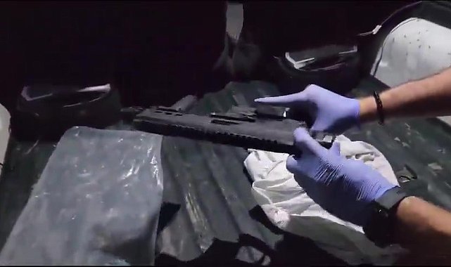 Polis silahı kapı döşemesinden çıkarttı