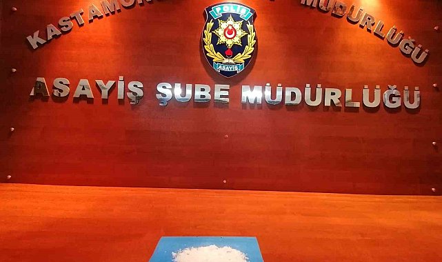 Polisin &#039;dur&#039; ihtarına uymayarak kaçan araçta uyuşturucu ele geçirildi