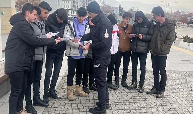 Polisten afiş ve broşürlü uyarı