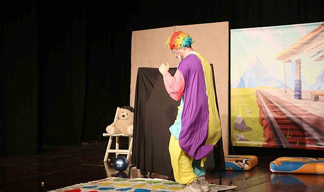 "İki Bavul Dolusu Hapşu ile Turşu" minikleri kahkahaya boğdu