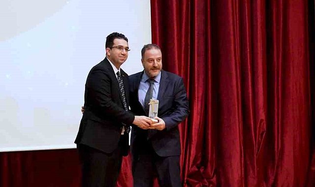 "Yılın Yenilikçi Dahili Bilimler Doktoru Ödülü" Prof. Dr. Akgün'ün