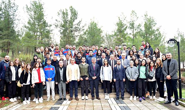 Rektör Kaçar şampiyon sporcuları onurlandırdı