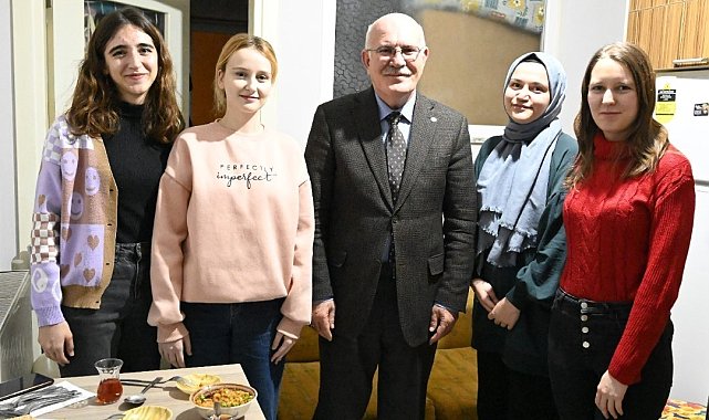 Rektör Savaş final haftasında öğrenci evini ziyaret etti