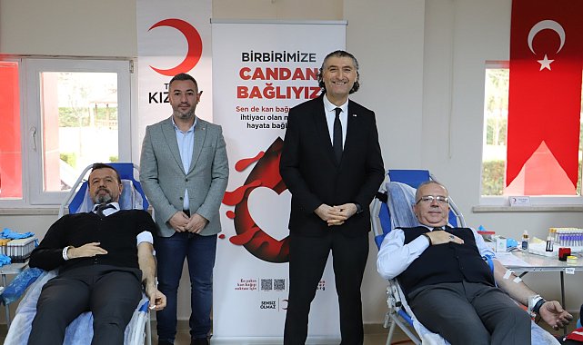 Rektör Turabi'den Kızılay'a kan bağışı