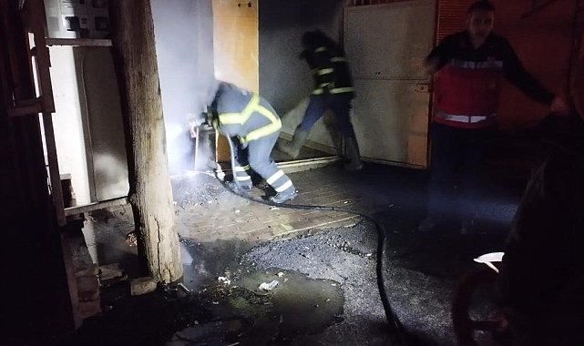 Reyhanlı'da depo yangın söndürüldü