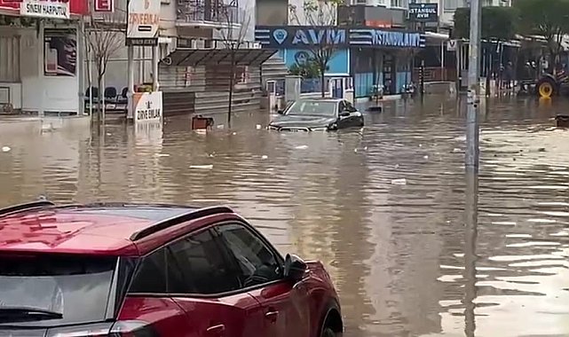 Sağanağın vurduğu İzmir Dikili'de okullar yarım gün tatil edildi