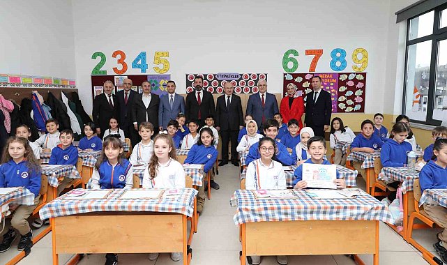 Sakarya&#039;da 229 bin öğrenci karne heyecanı yaşadı