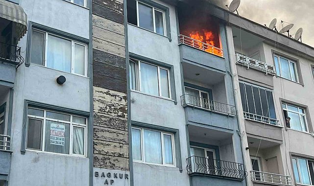 Sakarya'da alev alev yanan evdeki 2 çocuk dumandan etkilendi