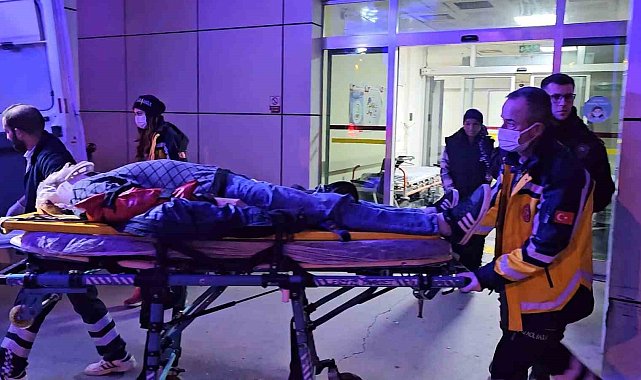 Sakarya'da iki otomobil çarpıştı: Araçta sıkışan yaralı itfaiye kurtardı