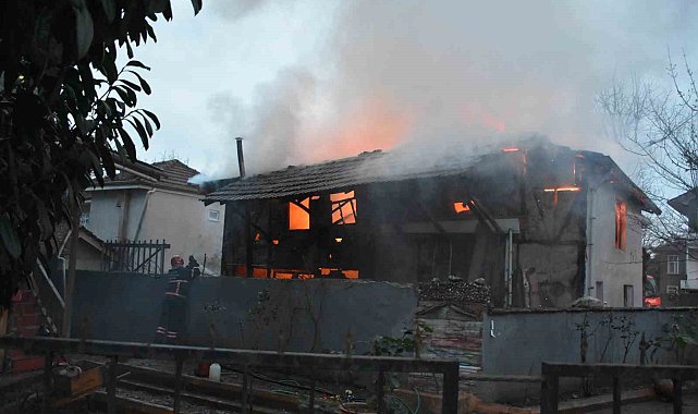 Sakarya'da korkutan yangın: İki katlı ev alev topuna döndü