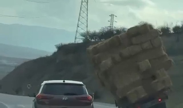 Saman yüklü kamyon devrildi, o anlar kameraya yansıdı