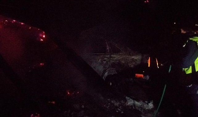 Samanlıkta çıkan yangın otomobili kullanılmaz hale getirdi
