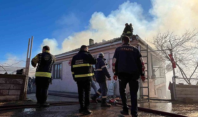 Samanlıkta yangın çıktı, mahalleli ve itfaiye seferber oldu
