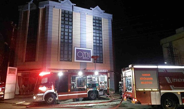 Samsun&#039;da mefruşat mağazasının çatısında yangın