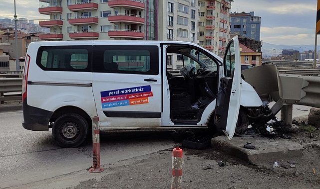 Samsun'da minibüs bariyere çarptı: 1 yaralı