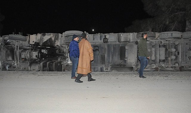 Şanlıurfa'da buğday yüklü tır devrildi: 1 yaralı