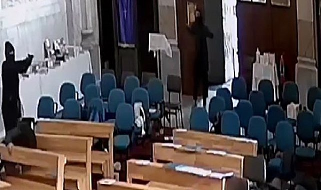 Sarıyer'de Santa Maria Kilisesi'nde yaşanan silahlı saldırı güvenlik kamerasına yansıdı. Görüntülerde ayin sırasında kiliseye giren iki kişi, içeride ateş ediyor. Şahıslar saldırının ardından kiliseden kaçarak uzaklaşıyor.