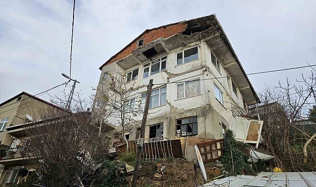 Sarıyer'de yıkılma tehlikesi olan 50 yıllık bina korkutuyor: "Çöp atmaya çıkarken üstüme gelecek diye endişeleniyorum"