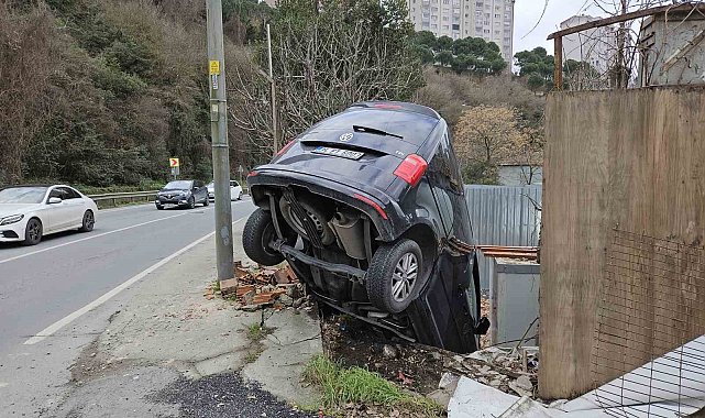 Sarıyer'de yoldan çıkan araç inşaat alanının duvarında asılı kaldı: O anlar kamerada