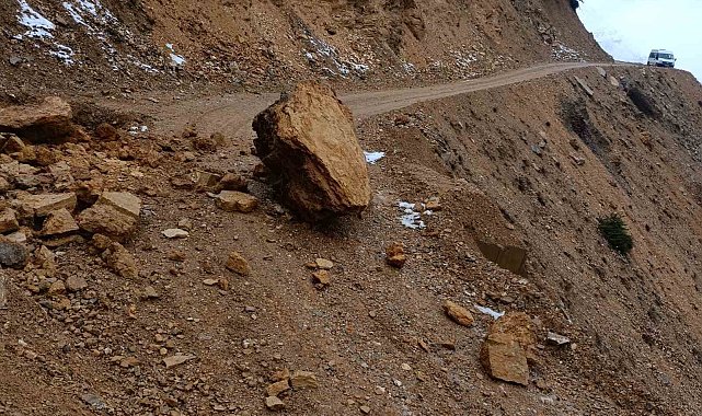 Sason'da yola düşen kaya parçaları köy yolunu ulaşıma kapattı