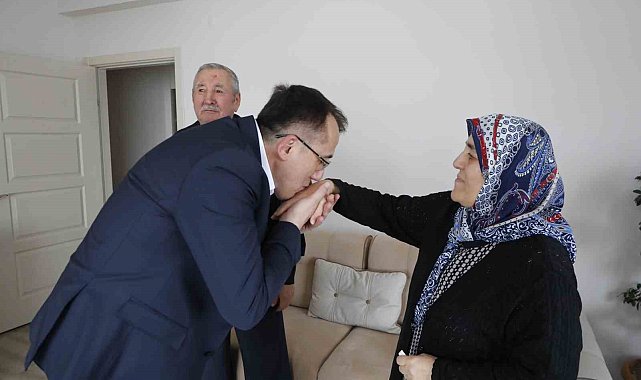 Savran, seçim çalışmalarına anne ve babasının ellerini öperek başladı