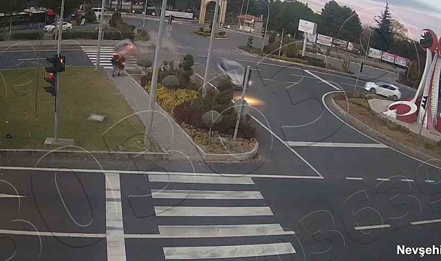 Savrulan otomobilin altında kalmaktan saniyelerle kurtuldular