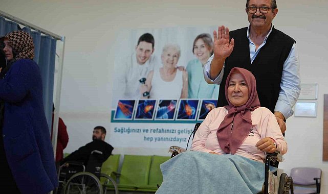 Sedye ile geldiği hastanede felçli hasta ilk adımlarını atmaya başladı