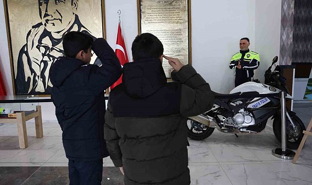 Şehit Fethi Sekin&#039;in balmumu heykeliyle tanışan çocukların dokunaklı selamı