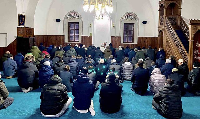 Şehitler için sabah namazında buluştular