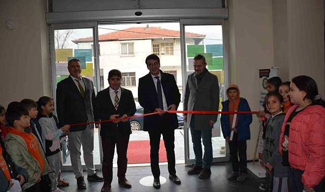 Selendi'de kitap fuarı açıldı