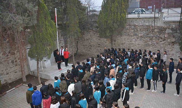 Selendi'de şehitlere saygı duruşuna Kaymakam Okumuş da katıldı