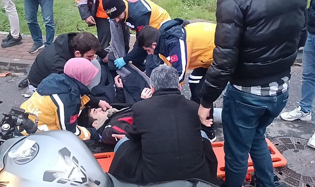 Servis minibüsüyle motosiklet kafa kafaya çarpıştı : 1 yaralı