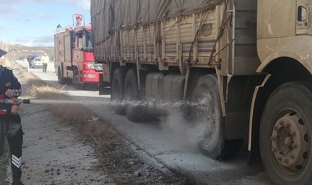 Seyir halindeki kamyon alev aldı