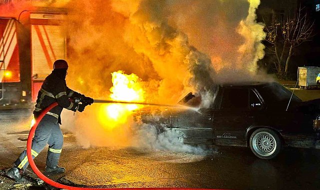 Seyir halindeki otomobil alev aldı