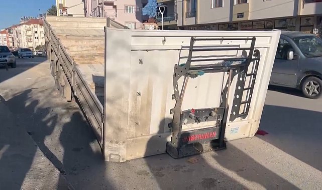 Seyir halindeki tırın dorsesi ayrılıp otomobile çarptı: 1 çocuk yaralı