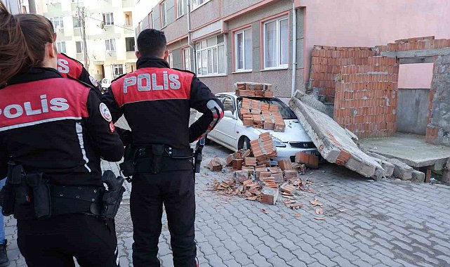 Şiddetli rüzgar nedeniyle otomobilin üzerine duvar yıkıldı