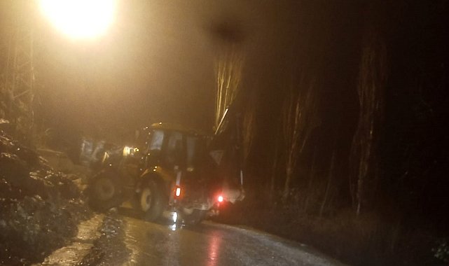 Şiddetli yağış nedeniyle toprak kayması yaşandı