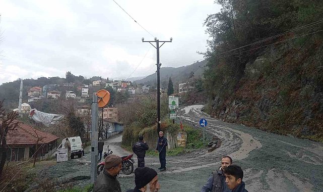 Şiddetli yağış sonrası toprak kayması: Kullanılmayan iki yayla evi zarar gördü