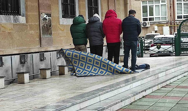 Şiddetli yağmura rağmen safları terk etmediler