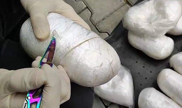 Siirt'te bir araçta yapılan aramada 8 kilo 215 gram uyuşturucu ele geçirildi