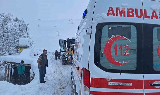 Siirt'te yolu kardan kapanan mezrada rahatsızlanan hamile kadın hastaneye ulaştırıldı