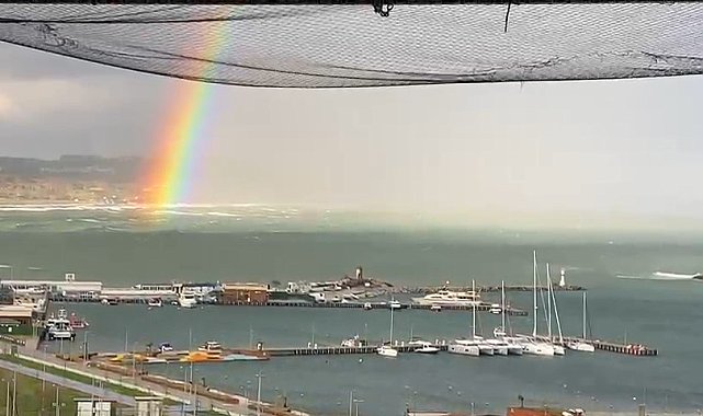 Şile'de deniz üstünde çıkan gökkuşağı kartpostallık görüntü oluşturdu