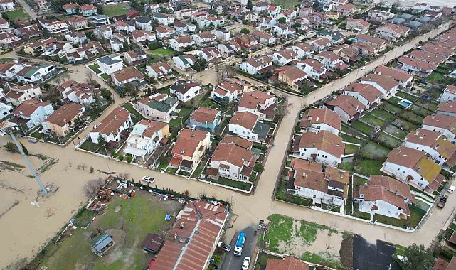 Silivri'de Altınorak Sitesi'ni yine su bastı, yollar göle döndü