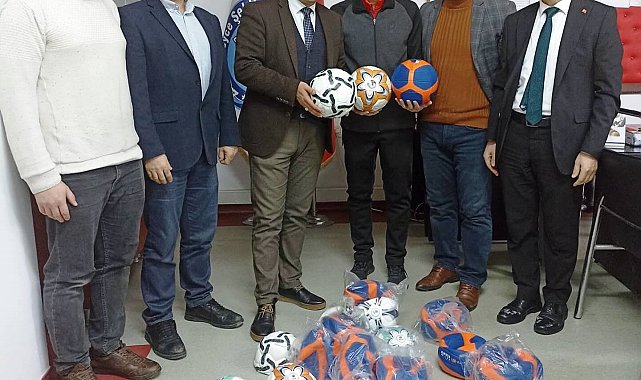 Simav Kaymakamlığından eğitim kurumlarına 525 adet voleybol ve futbol topu bağışı