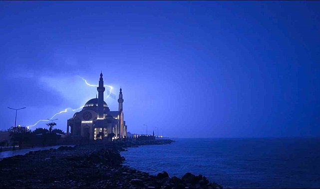 Şimşeklerin dansı İskenderun Körfezi'nde kartpostallık görüntüler oluşturdu