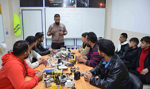 Sınır köyünde açılan kurs ekmek kapısı oluyor