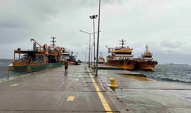 Sinop'ta balıkçı gemileri limana sığındı