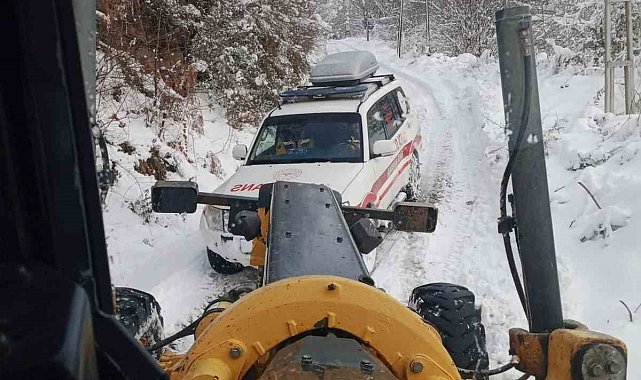 Sinop'ta karla kaplı yol açılarak hastaya müdahale edildi