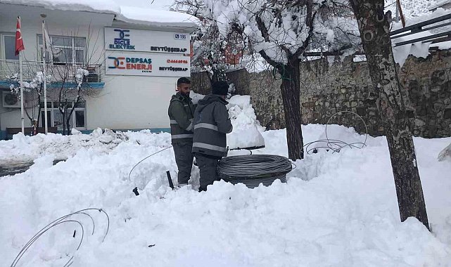 Şırnak&#039;ta enerji şirketi ekipleri karlı yolları aşıp elektrik arızalarını gideriyor